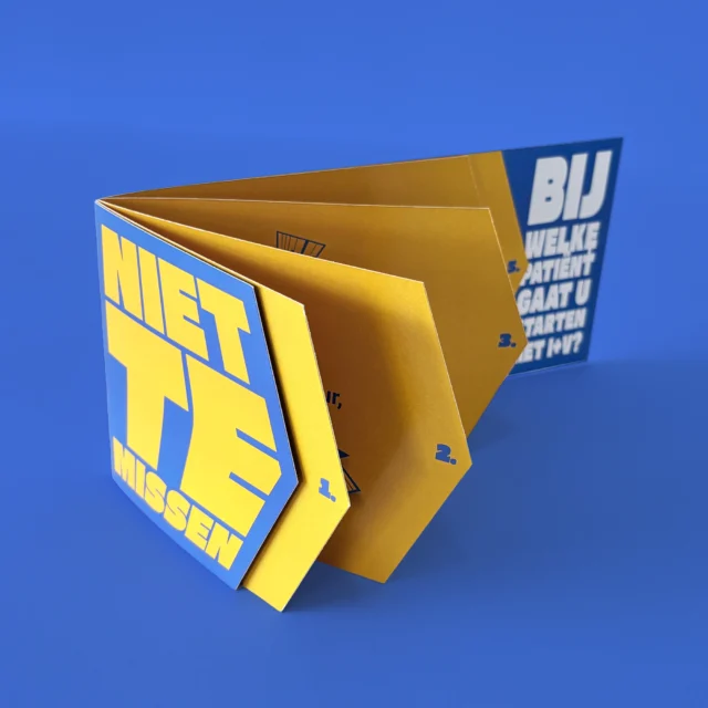 Een folder die letterlijk richting geeft ➡️ Voor dit ontwerp zijn de pagina’s uitgesneden in de vorm van een pijl – subtiel, maar met maximale impact. Een creatieve manier om de boodschap te versterken én op te vallen tussen de rest.
Print is allesbehalve standaard 🔥
#weloveprint #drukwerk #printdesign #creatiefdrukwerk #folder #TekstBeeld